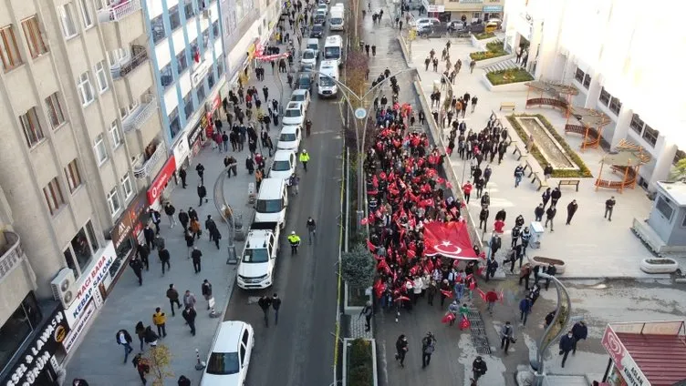 SON DAKİKA HABERİ: Hakkari'de bayraklı protesto! Kadınlardan Diyarbakır annelerine destek...