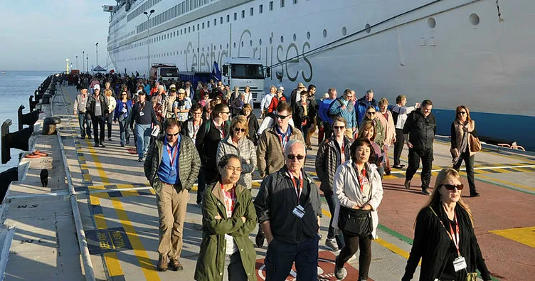 Kuşadası’na gemi ile 425 turist geldi