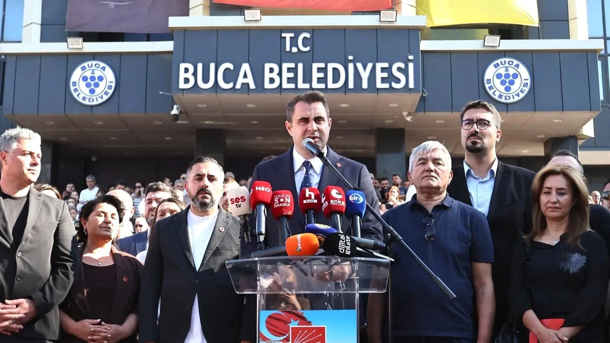 CHP'li bir grup insan parti binası önünde toplanmış.