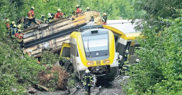 Almanya’da yolcu treni raydan çıktı