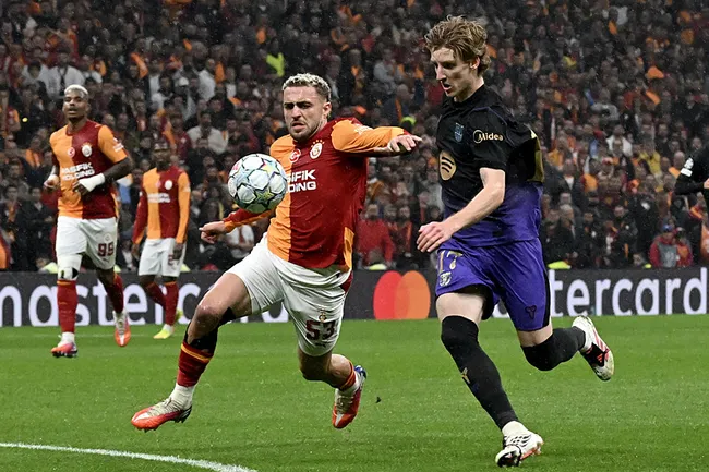 son-dakika-galatasaray-ikinci-yarida-yikildi-barcelonaya-4-golle-kaybeti-1791925123205.jpg