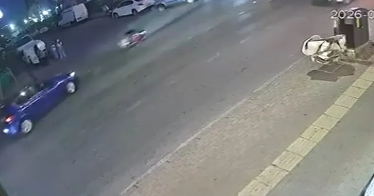 Motokurye otomobil ile böyle çarpıştı