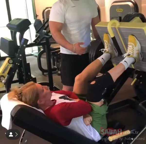 Serenay Sarıkaya öyle bir şey giydi ki... Tayt modasına uyan Serenay Sarıkaya hiç beğenilmedi!