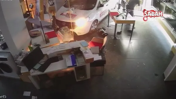 Otomobille çarpışan hafif ticari araç beyaz eşya dükkanına böyle daldı | Video