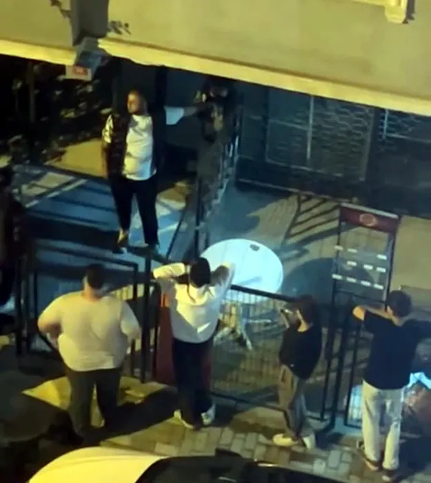 Avcılar’da sokakta kız kardeşine laf attılar: Sinirlenen ağabey yakalayıp tartakladı!