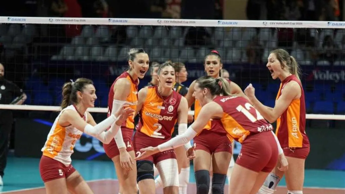 Galatasaray Daikin Kadın Voleybol Takımı oyuncuları kupayla poz veriyor.