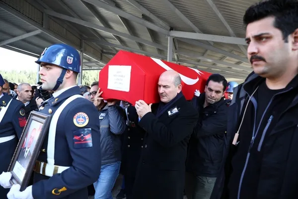 icisleri-bakani-soylu-sehitlerin-tabutlarini-tasidi-sehit-polis-dayisiyla-ayni-kaderi-paylasti-1674042448288.jpg