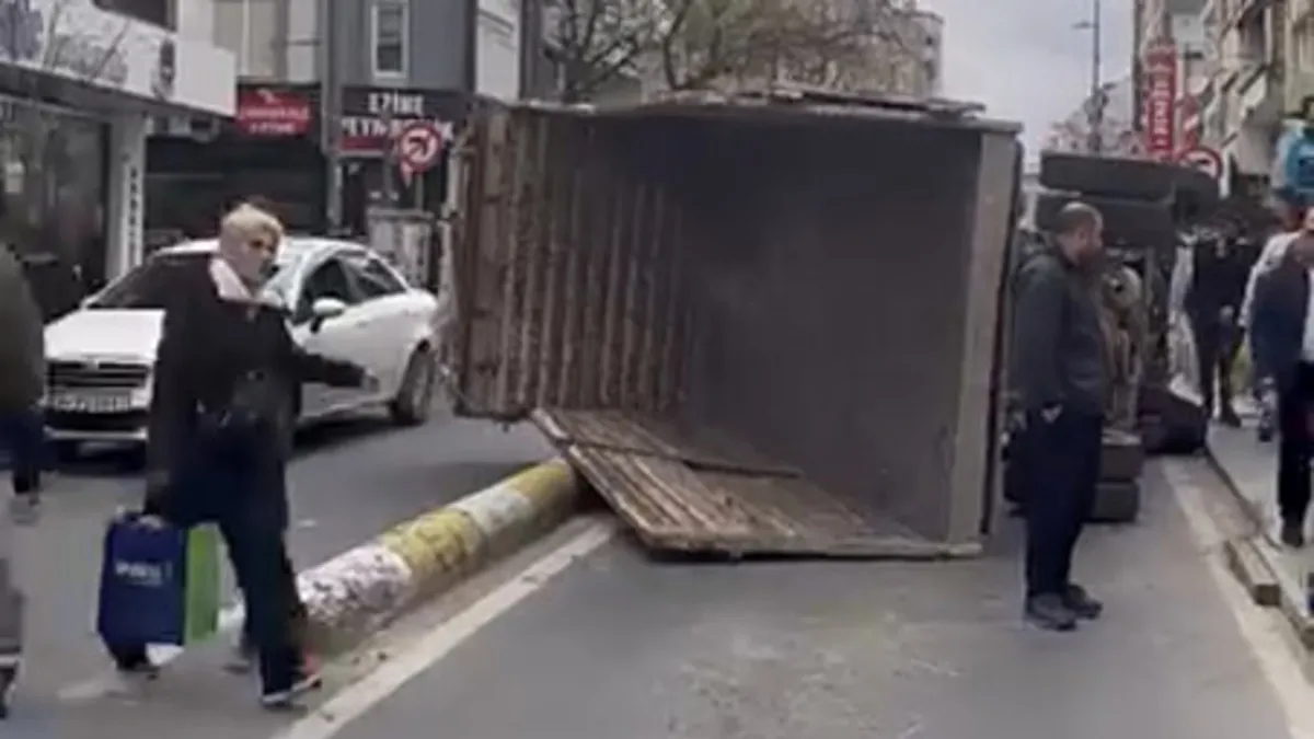 Kağıthane’de demir boşaltan kamyon devrildi Kağıthane’de demir boşaltan kamyon devrildi