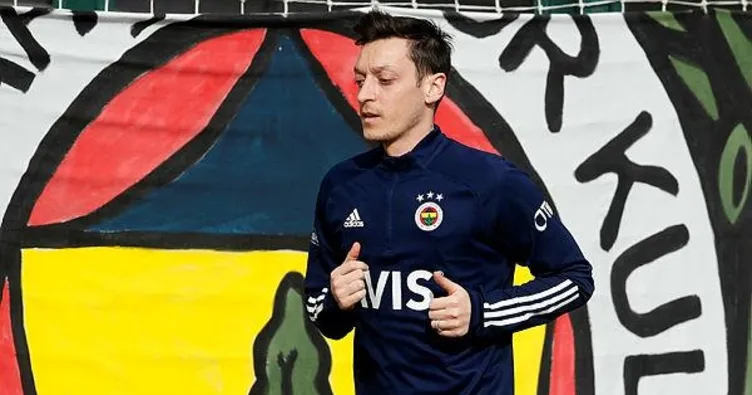 Mesut Özil sahaya indi