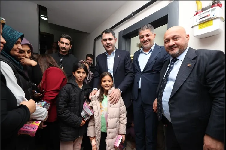 Bakan Murat Kurum’dan Öğretmenler Günü’nde anlamlı ziyaret: Depremde evi yıkılan Başöğretmenin yeni evine misafir oldu!