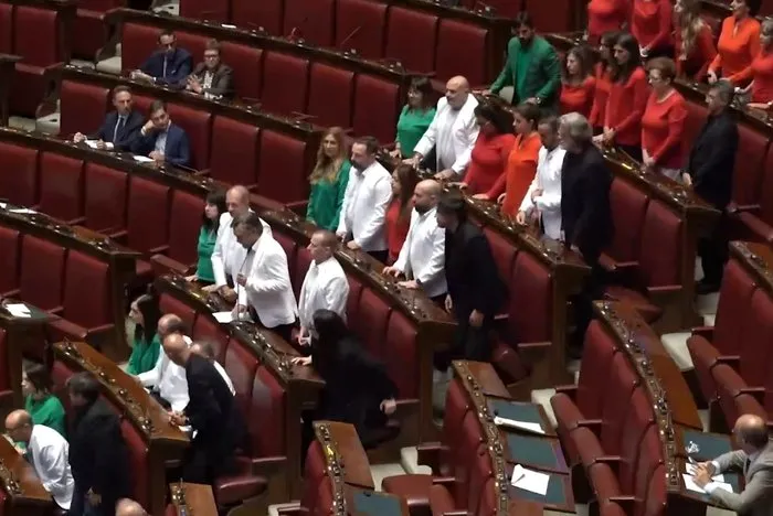 İtalya parlamentosunda insanlık duruşu: Gazze soykırımına sessiz kalmadılar! Filistin’in renkleri Meclis’in vicdanı oldu!