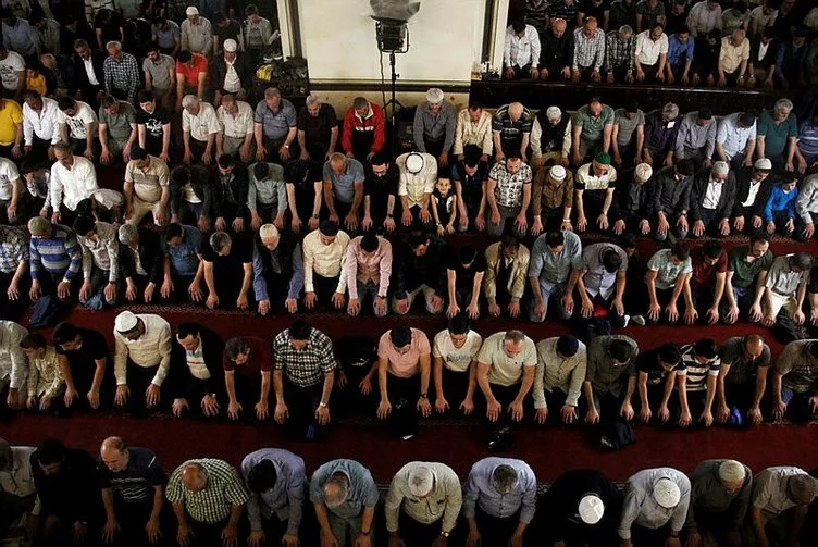 Türkiye Berat Kandili’nde camilere akın etti