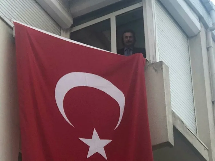 Orhan Gencebay evinin penceresinden İstiklal Marşı’nı okudu