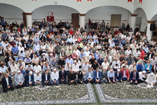 kuran-hafizlari-icazetlerini-aldi-74-hafiz-icin-icazet-sevinci-1784460948859.jpg