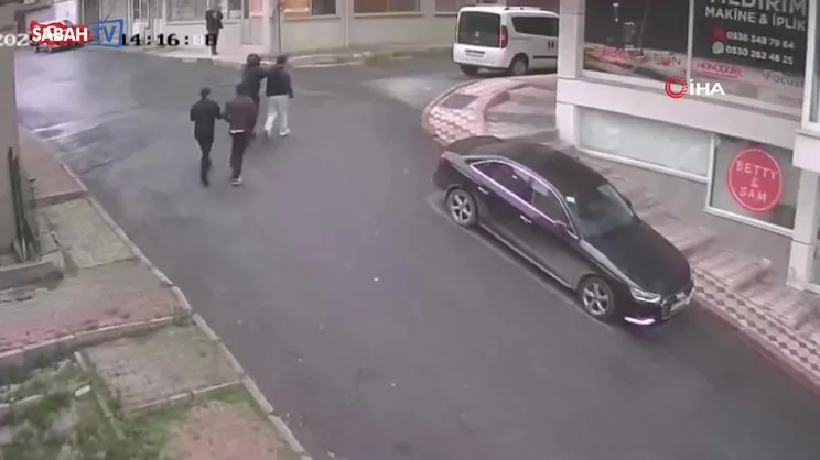 Arnavutköy'deki acımasız dayak kamerada! Kaskla kafasına vurup yerde tekmelediler | Video