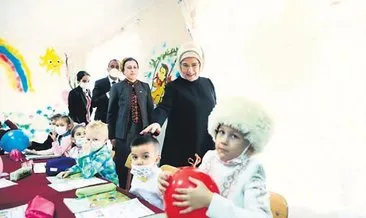 Türkmen öğrencilere 5 bin kitap hediye etti