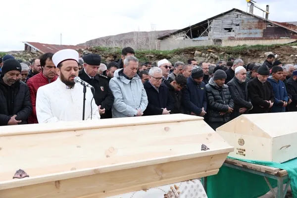 hastane-yolunda-kazada-hayatini-kaybeden-aile-topraga-verildi-1775313658180.jpg