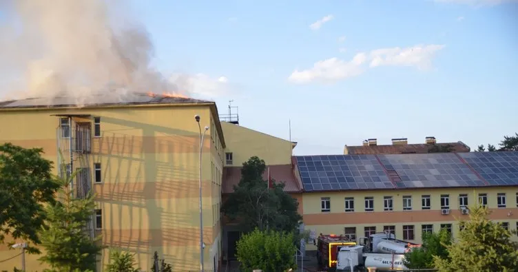 Okulun çatısında çıkan yangın söndürüldü