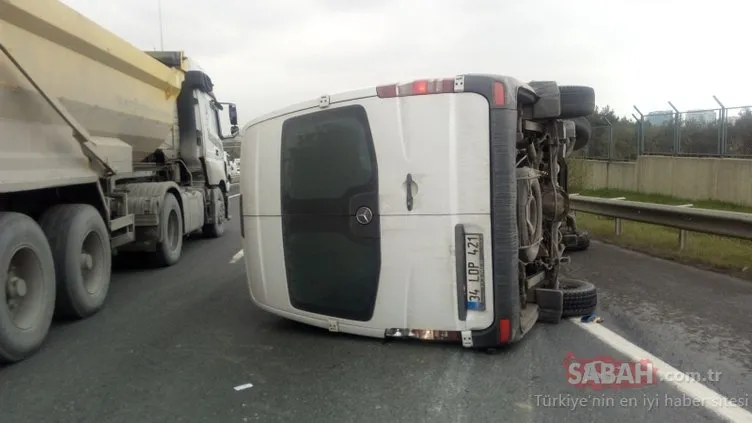 Servis aracı İstanbul Havalimanı dönüşü Hasdal yolunda kaza yaptı