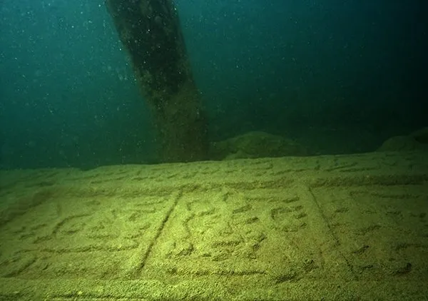 Tarihi mezar taşları iskeleden çıktı