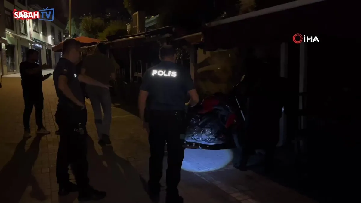 Art arda ateş açtılar! Bursa’nın en işlek sokağında kurşun yağdırdılar | Video videosunu izle Art arda ateş açtılar! Bursa’nın en işlek sokağında kurşun yağdırdılar | Video videosunu izle
