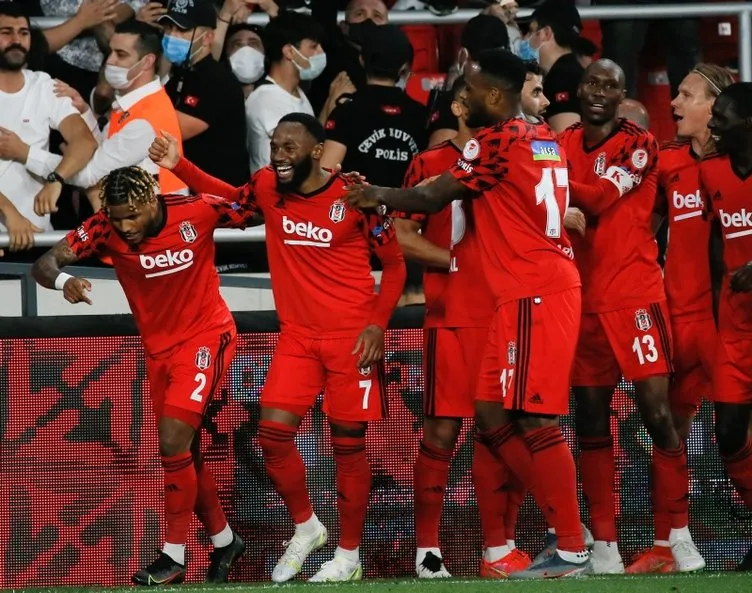 Son dakika: Beşiktaş'ın kupa şampiyonluğu sonrası flaş sözler! Hagi, Alex ve Sergen Yalçın'dan sonra...