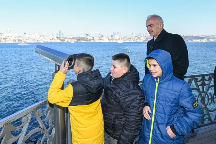 bakan-ersoy-turkiyenin-kalbine-dokunan-o-cocuklarla-bulustu-hayallerindeki-istanbulu-gorduler-1768032594900.jpg