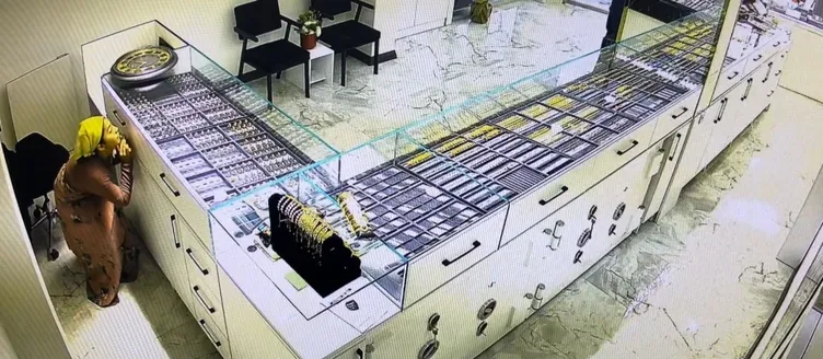 Bursa’da film gibi hırsızlık! Önce kuyumcuyu sonra müşteriyi soydular! İşte o anlar...