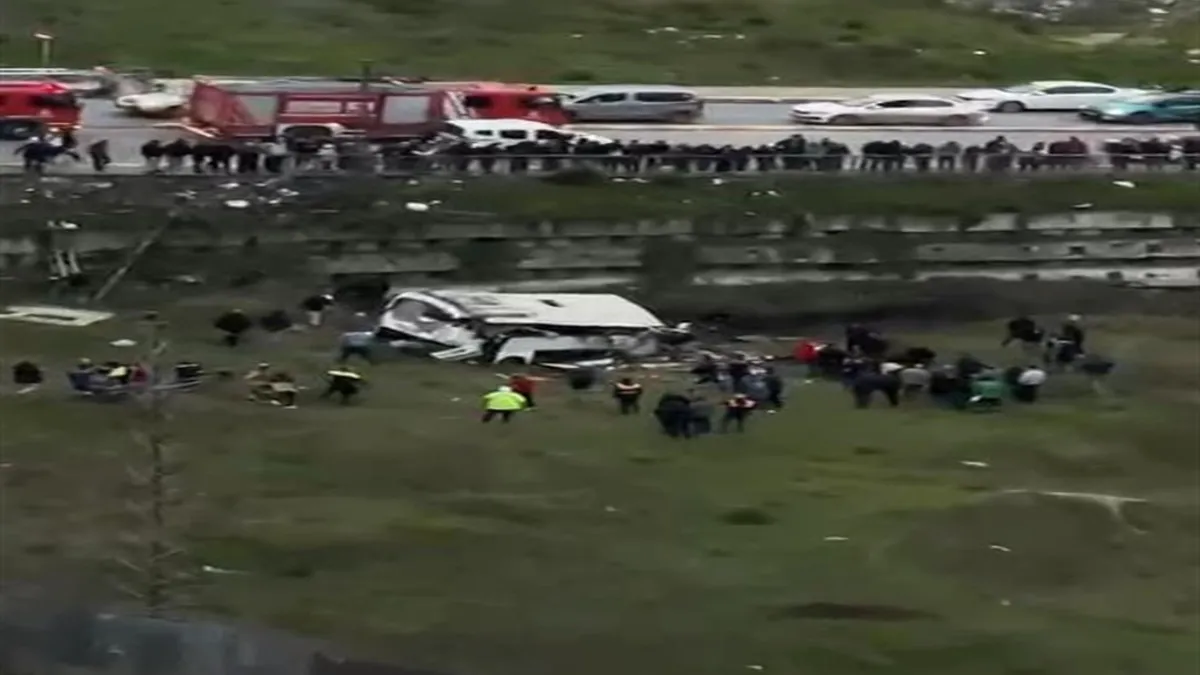 SON DAKİKA | Esenyurt'ta otobüs şarampole yuvarlandı! SON DAKİKA | Esenyurt'ta otobüs şarampole yuvarlandı!