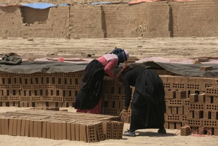 Irak’ın zorlu yaşamını omuzlayan kadın kerpiç işçileri