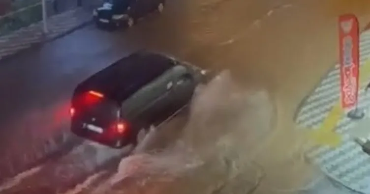Fethiye’de şiddetli yağış! Sokaklar nehre döndü