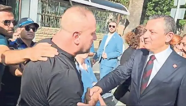 ozgur-ozelin-yanindan-yaka-paca-atilmisti-o-belediye-iscisi-sabaha-konustu-ekmegimizle-oynaniyor-1728973270877.jpeg