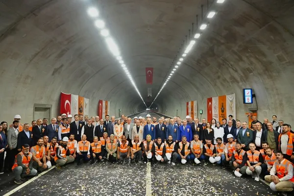 bakan-uraloglu-duyurdu-camlihemsin-tuneli-hizmete-acildi-772-milyon-tl-tasarruf-saglanacak-1786960445380.jpeg