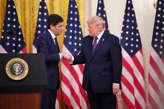 fedin-yeni-baskani-goreve-basladi-trumptan-yeni-askeri-butce-aciklamasi-1779472329781.jpg FED'in yeni başkanı göreve başladı: Trump törende askeri bütçe istedi!