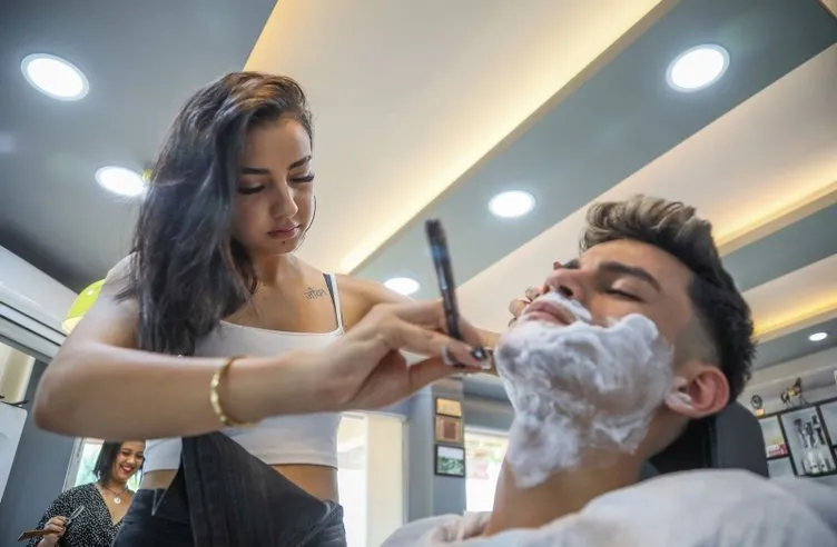 Erkek berberi Dilek ve Zeynep, ustalık için gün sayıyor