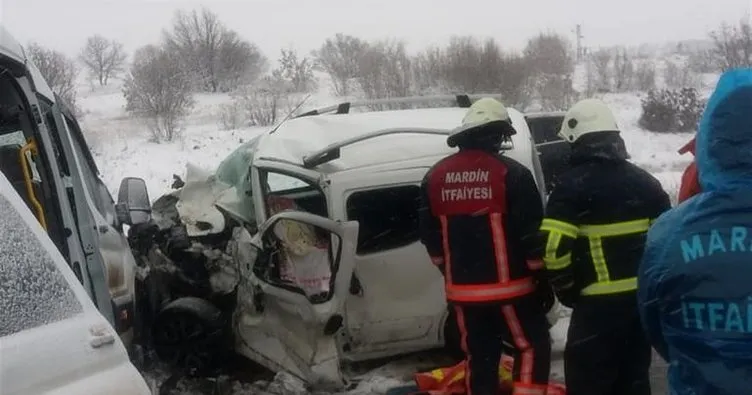 Son dakika: Yolcu minibüsüyle hafif ticari araç çarpıştı : 2 ölü, 16 yaralı