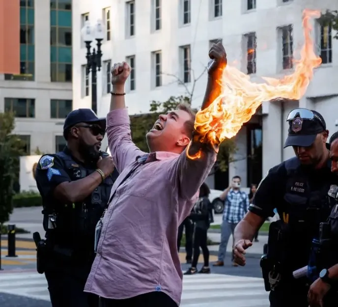 ABD’li gazeteci pişmanlığını dile getirip kendini yaktı: Soykırımı görmezden geldik!