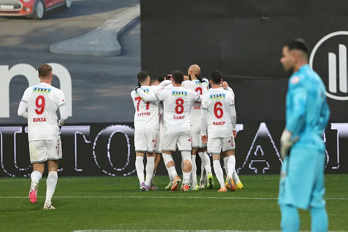 antalyaspor-pendiksporu-tek-golle-gecti-sergen-yalcin-galibiyetle-tanisti-1704817502479.jpg
