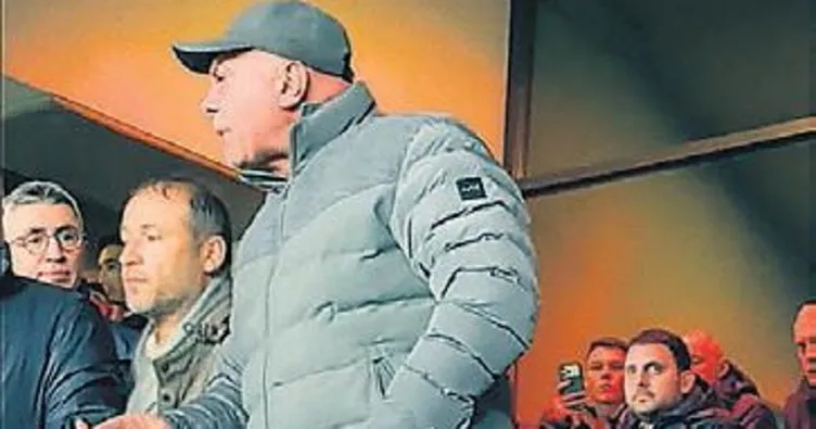 Protokol tribününde gerginlik yaşandı