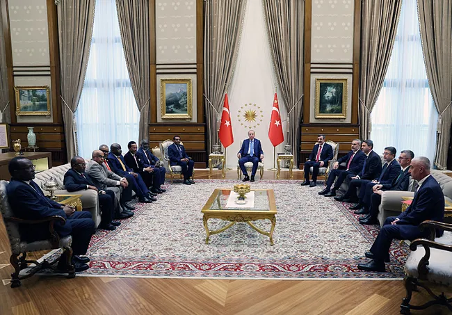 baskan-erdogan-sudan-basbakani-kamil-idrisi-kulliyede-kabul-etti-1779290835576.jpg