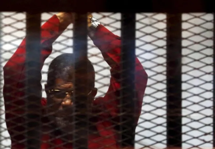Mursi ilk kez idam mahkumu kıyafetiyle mahkemede
