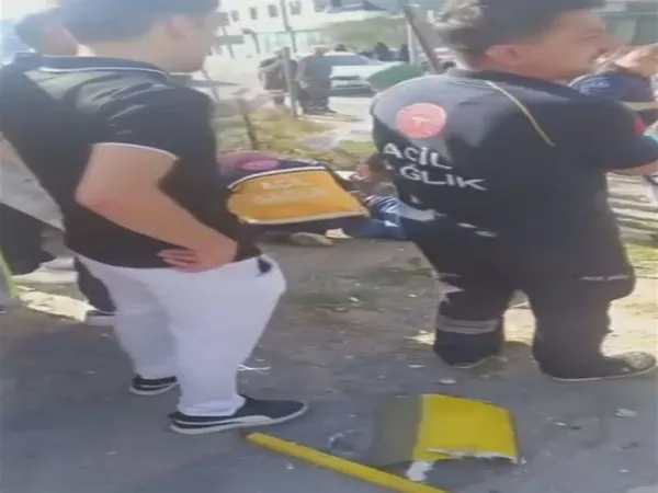 sultanbeylide-korkutan-kaza-iett-otobusu-ile-otomobilin-kazasi-kamerada-1i-bebek-3-yolcu-yaralandi-1788501256920.jpg