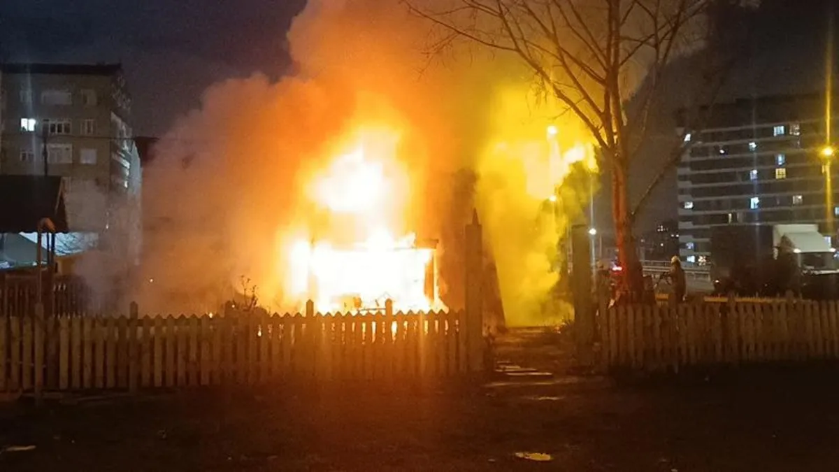 Pendik’te bungalov ev alev alev yandı Pendik’te bungalov ev alev alev yandı