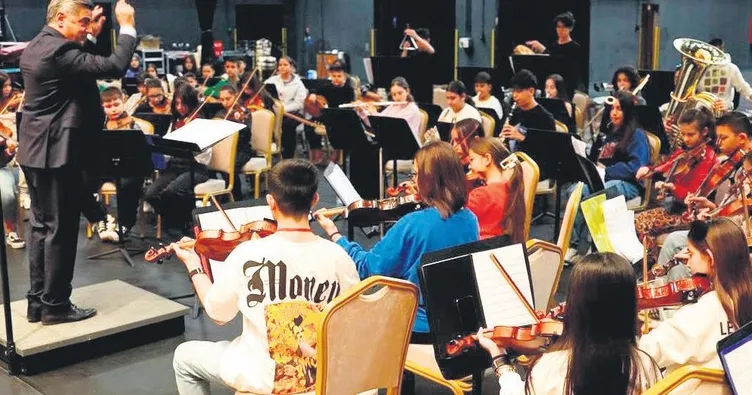 222 kişilik korodan renkli repertuvar