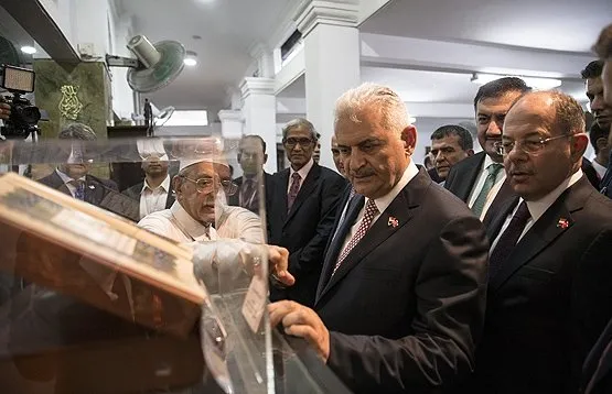 Başbakan Yıldırım Singapur’da tarihi camiyi ziyaret etti