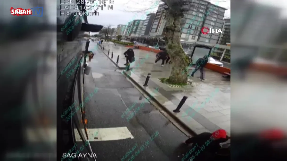 Küçükçekmece’de İETT otobüsünden inen yolcuya motosiklet çarptı! O anlar kamerada | Video videosunu izle Küçükçekmece’de İETT otobüsünden inen yolcuya motosiklet çarptı! O anlar kamerada | Video videosunu izle