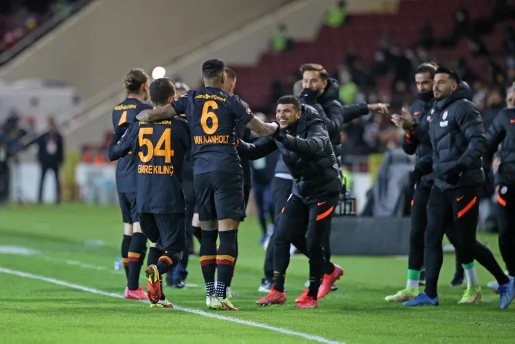 galatasarayda-halil-krizi-mactan-cikarken-tepki-gosterdi-1642400768219.jpg
