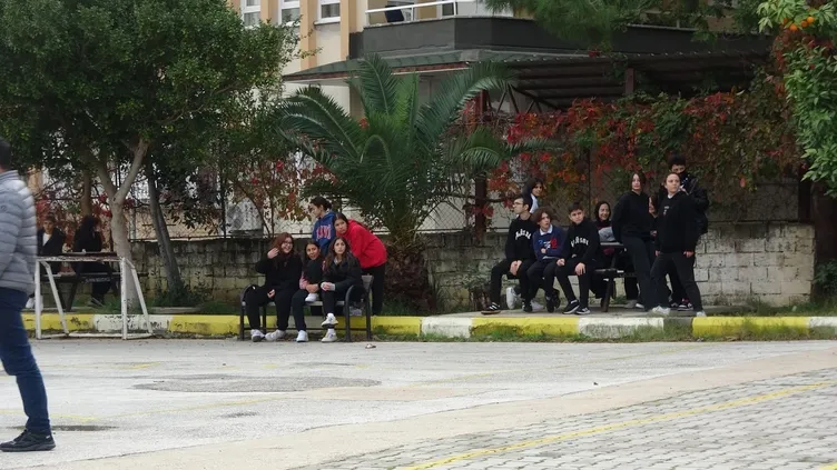 Antalya Alanya’daki lisede panik: Ekiplerin çalışmalarını merakla izlediler!