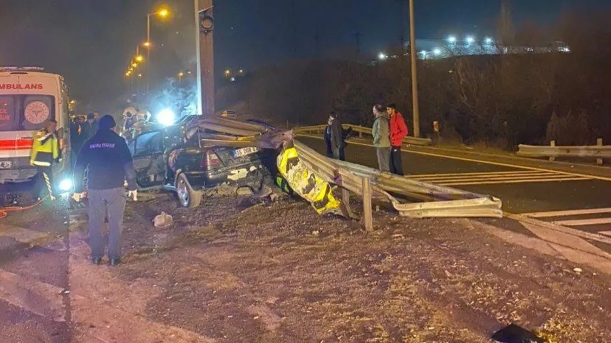 Kontrolden çıkan otomobil levha direğine çarptı: 1 ölü Kontrolden çıkan otomobil levha direğine çarptı: 1 ölü