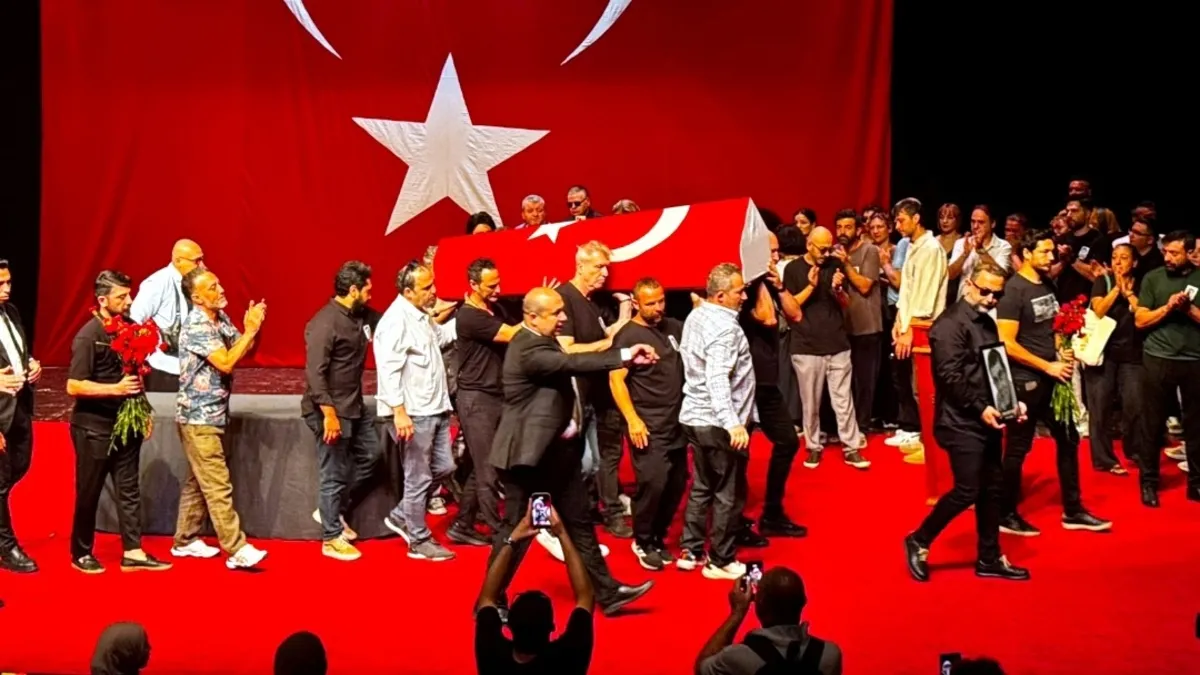 Usta oyuncu Zihni Göktay'ın cenaze töreninden bir görüntü.